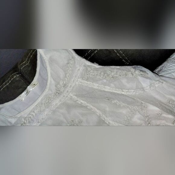 Cream Layered Sleeveless Top Upgrade Your Wardrobe with the Perfect Summer Top - Picture 3 of 6